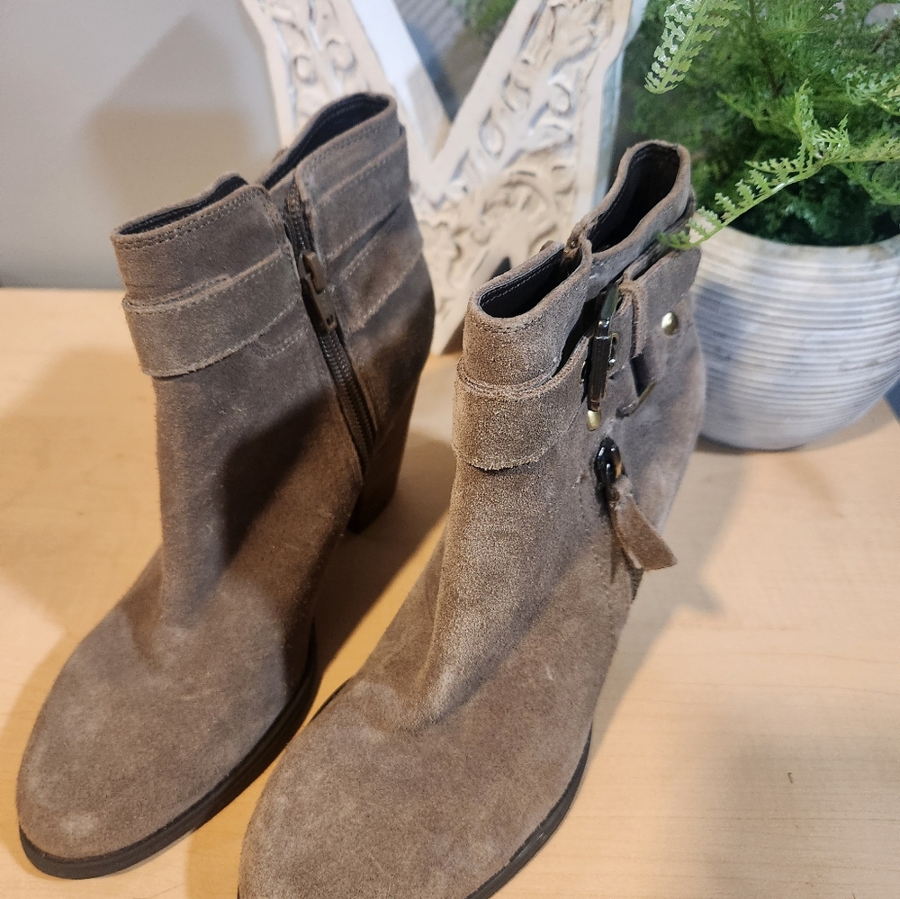 Guess Booties - Picture 3 of 5